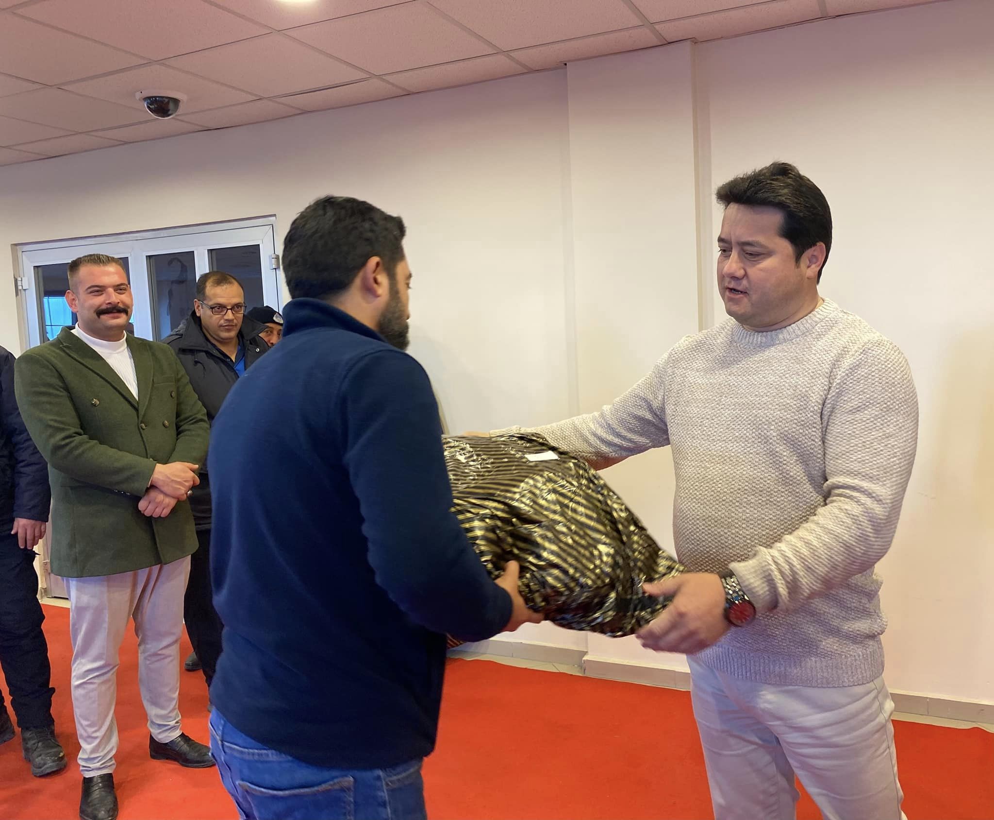 Bolvadin Belediyesi Zabıta Personeline Kışlık Kıyafet Dağıttı