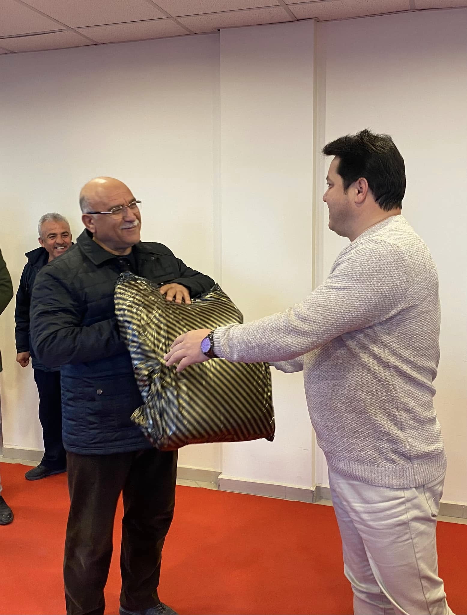 Bolvadin Belediyesi Zabıta Personeline Kışlık Kıyafet Dağıttı