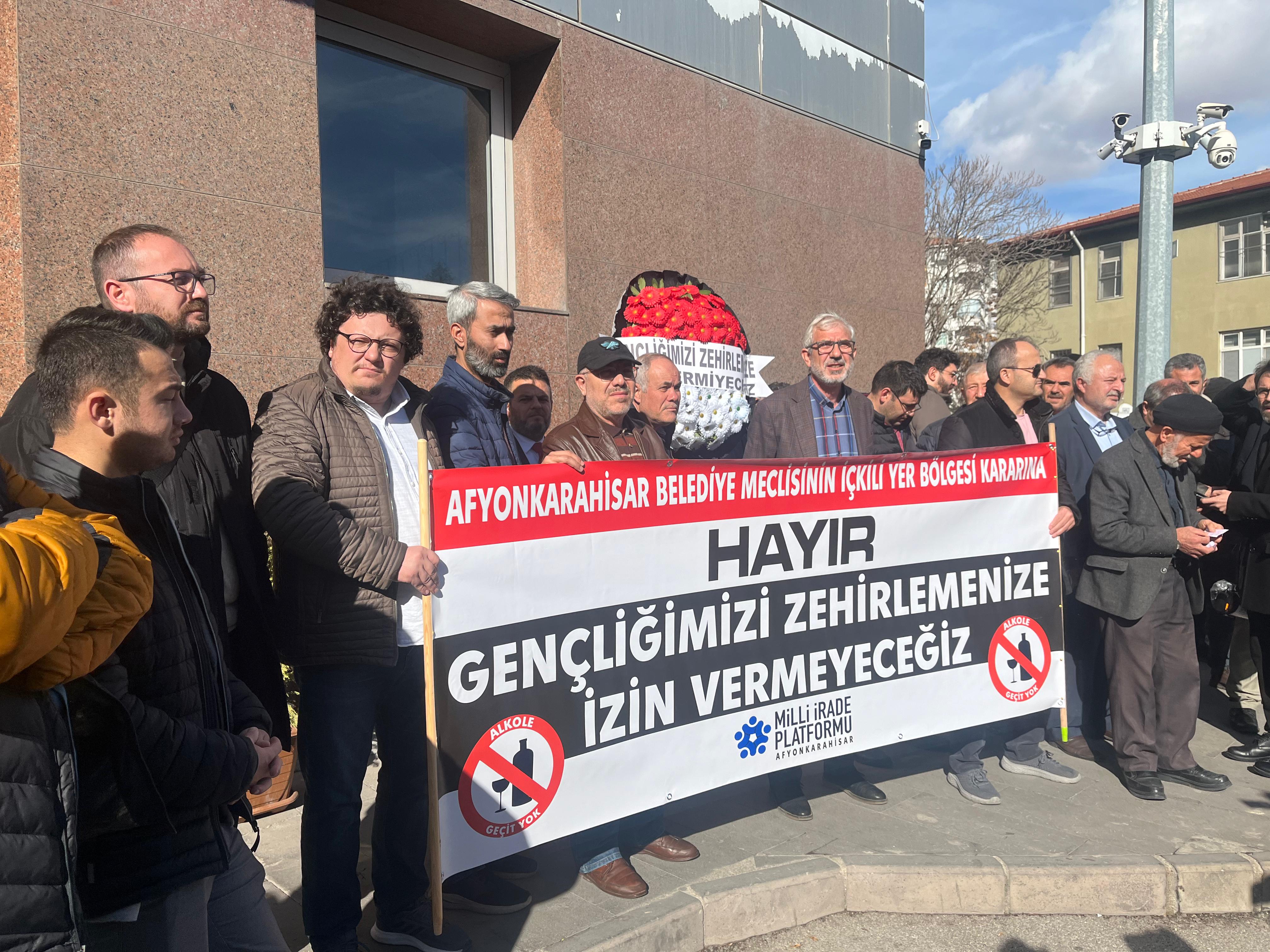 Milli İrade Platformu, Belediye Meclisi'nin "içkili yer bölgesi" Kararını Protesto Etti