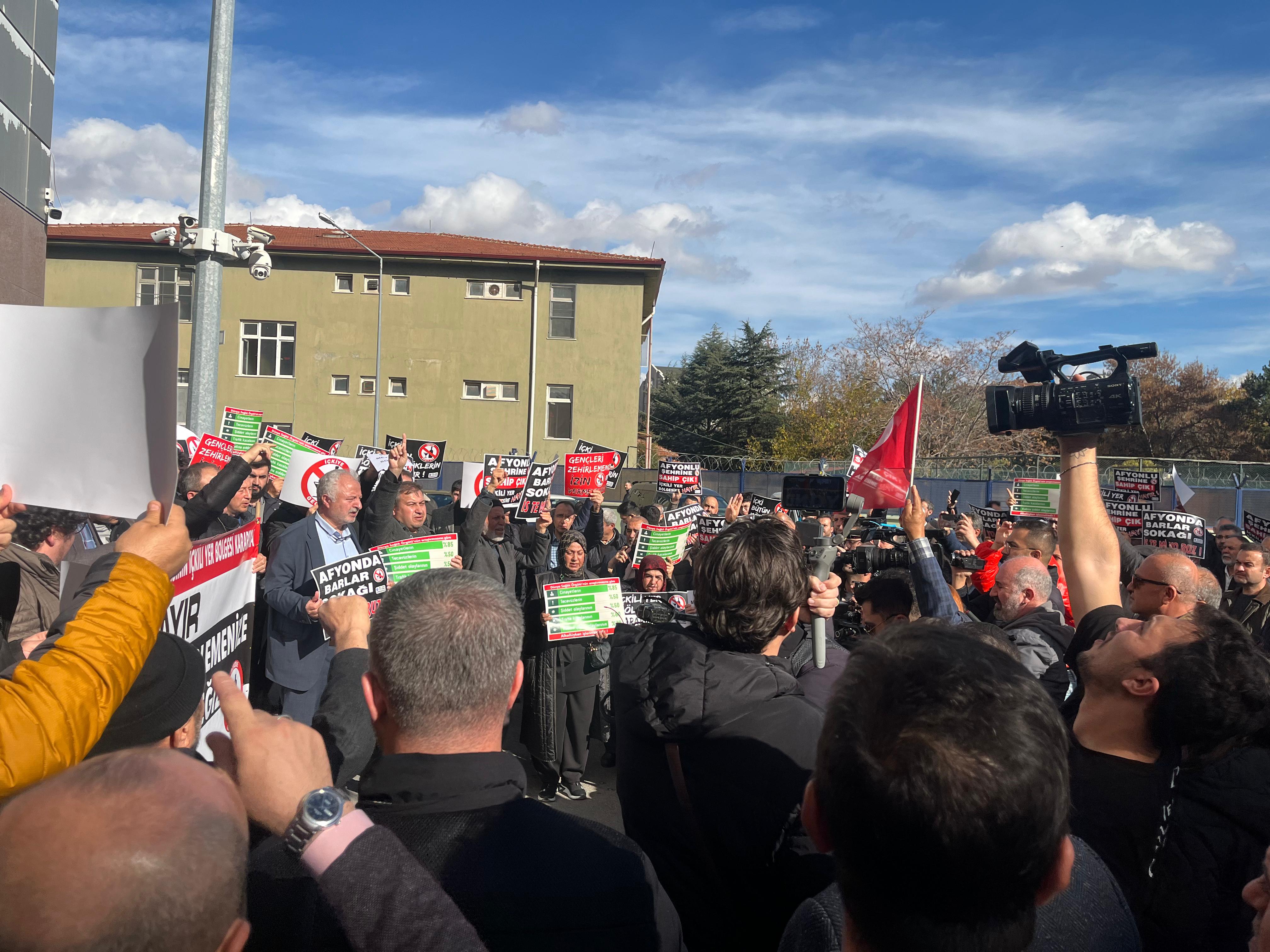 Milli İrade Platformu, Belediye Meclisi'nin "içkili yer bölgesi" Kararını Protesto Etti