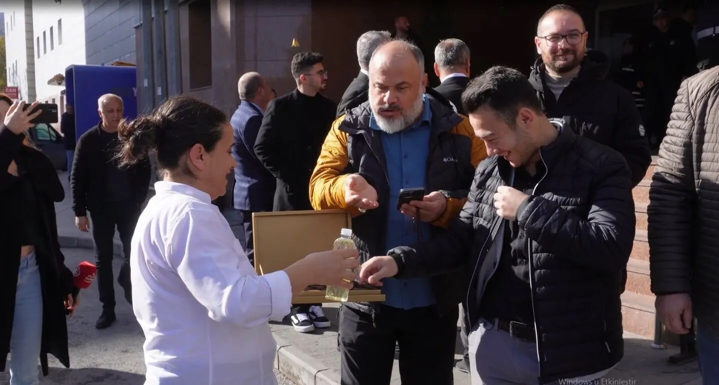 BAŞKAN KÖKSAL PROTESTOCULARI ÇİKOLATA VE KOLONYA İLE KARŞILADI