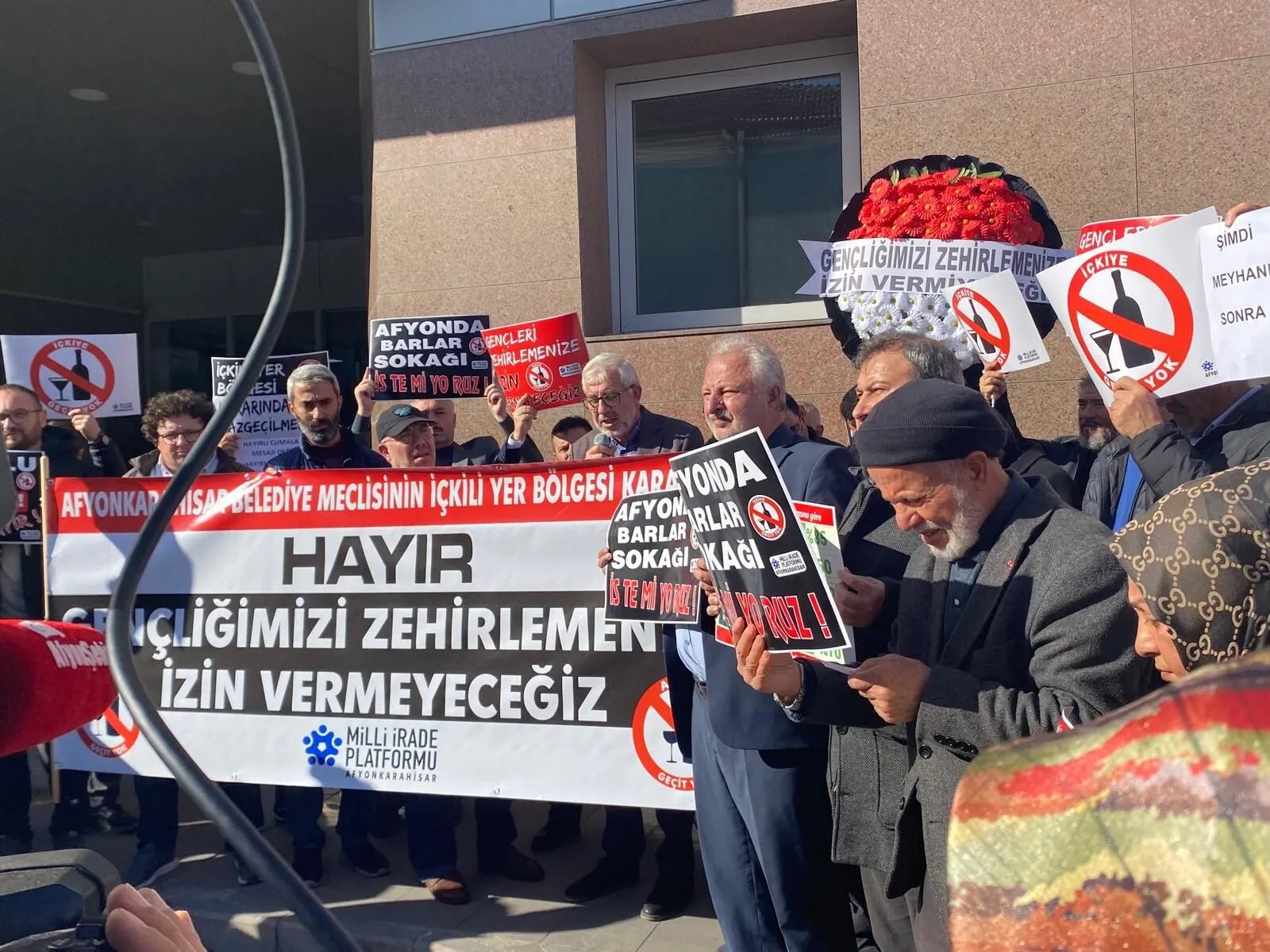 BAŞKAN KÖKSAL PROTESTOCULARI ÇİKOLATA VE KOLONYA İLE KARŞILADI