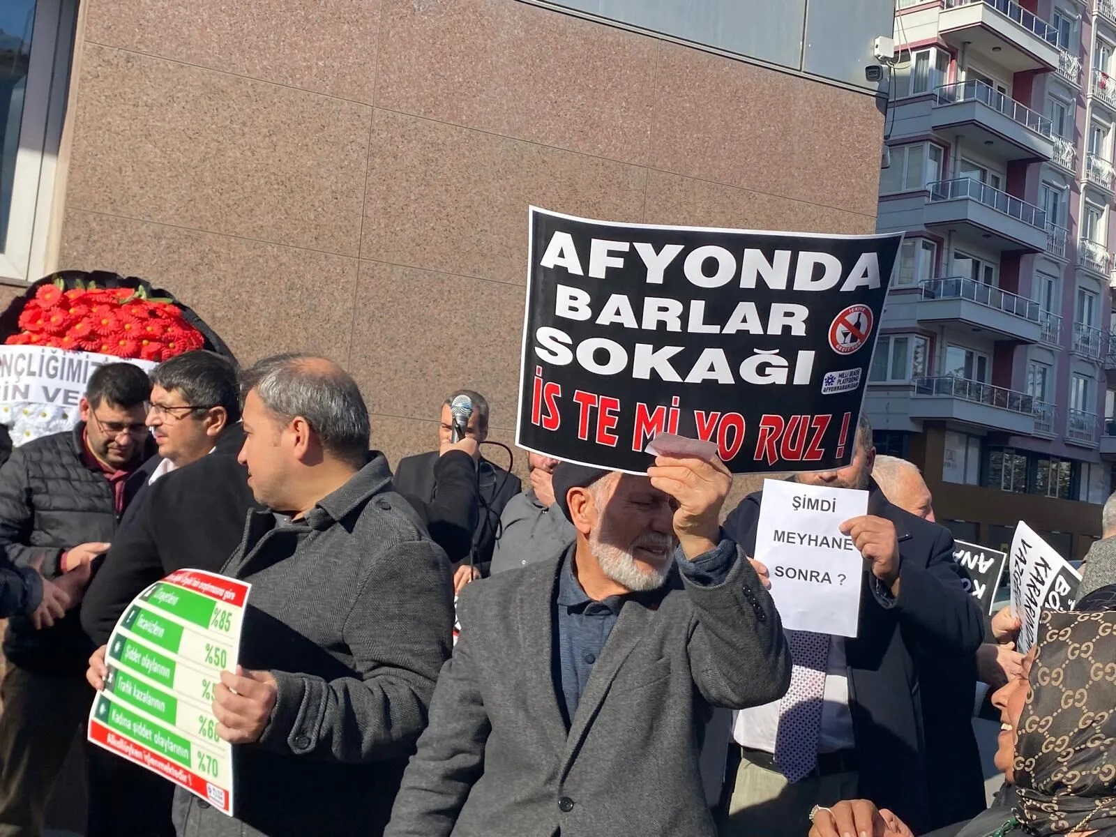 BAŞKAN KÖKSAL PROTESTOCULARI ÇİKOLATA VE KOLONYA İLE KARŞILADI