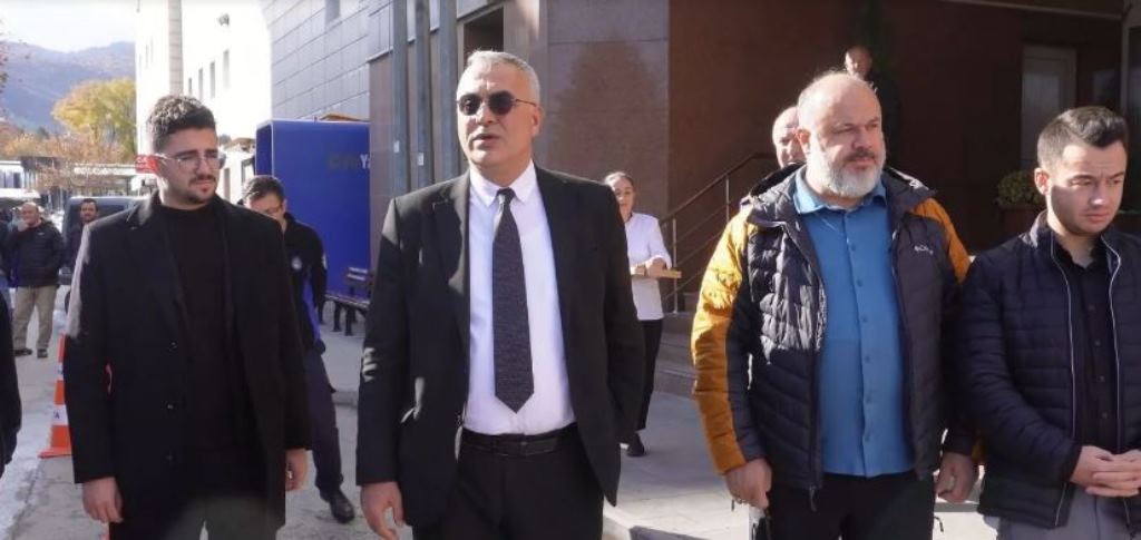 BAŞKAN KÖKSAL PROTESTOCULARI ÇİKOLATA VE KOLONYA İLE KARŞILADI