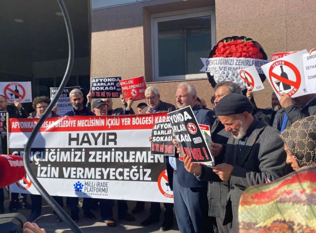 BAŞKAN KÖKSAL PROTESTOCULARI ÇİKOLATA VE KOLONYA İLE KARŞILADI