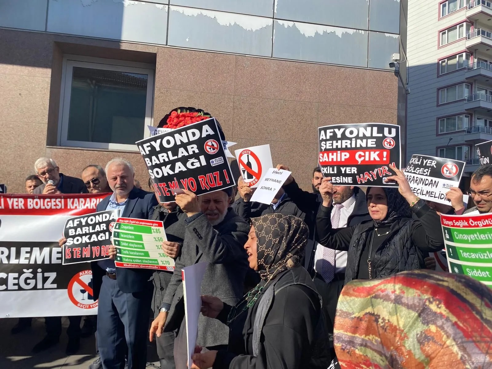 BAŞKAN KÖKSAL PROTESTOCULARI ÇİKOLATA VE KOLONYA İLE KARŞILADI