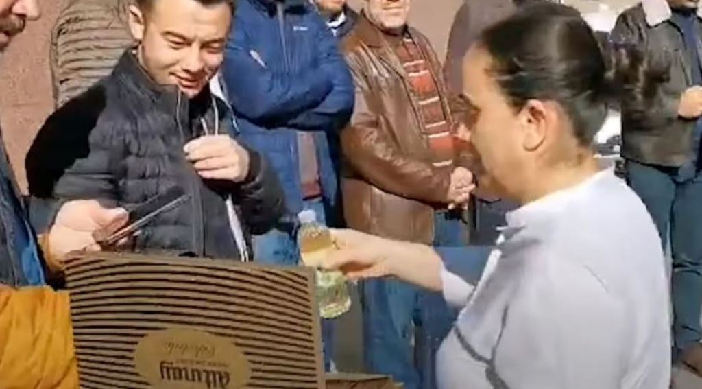 BAŞKAN KÖKSAL PROTESTOCULARI ÇİKOLATA VE KOLONYA İLE KARŞILADI