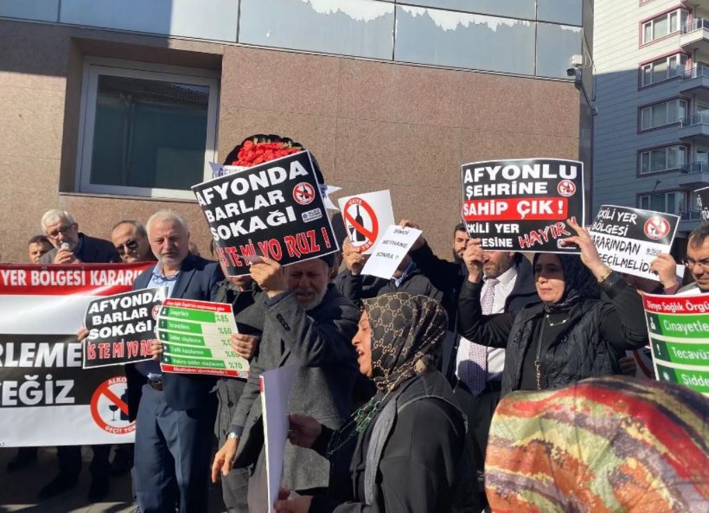 BAŞKAN KÖKSAL PROTESTOCULARI ÇİKOLATA VE KOLONYA İLE KARŞILADI