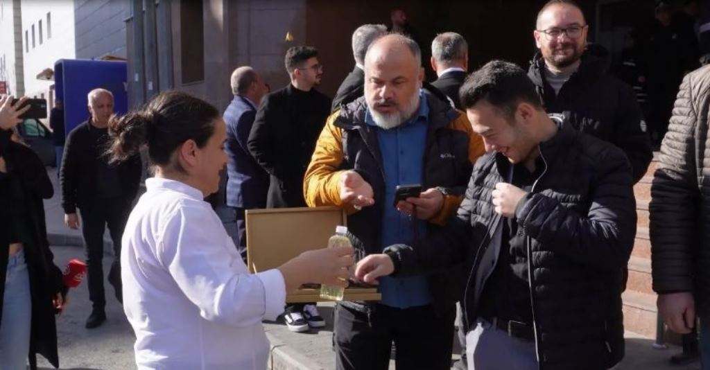 BAŞKAN KÖKSAL PROTESTOCULARI ÇİKOLATA VE KOLONYA İLE KARŞILADI