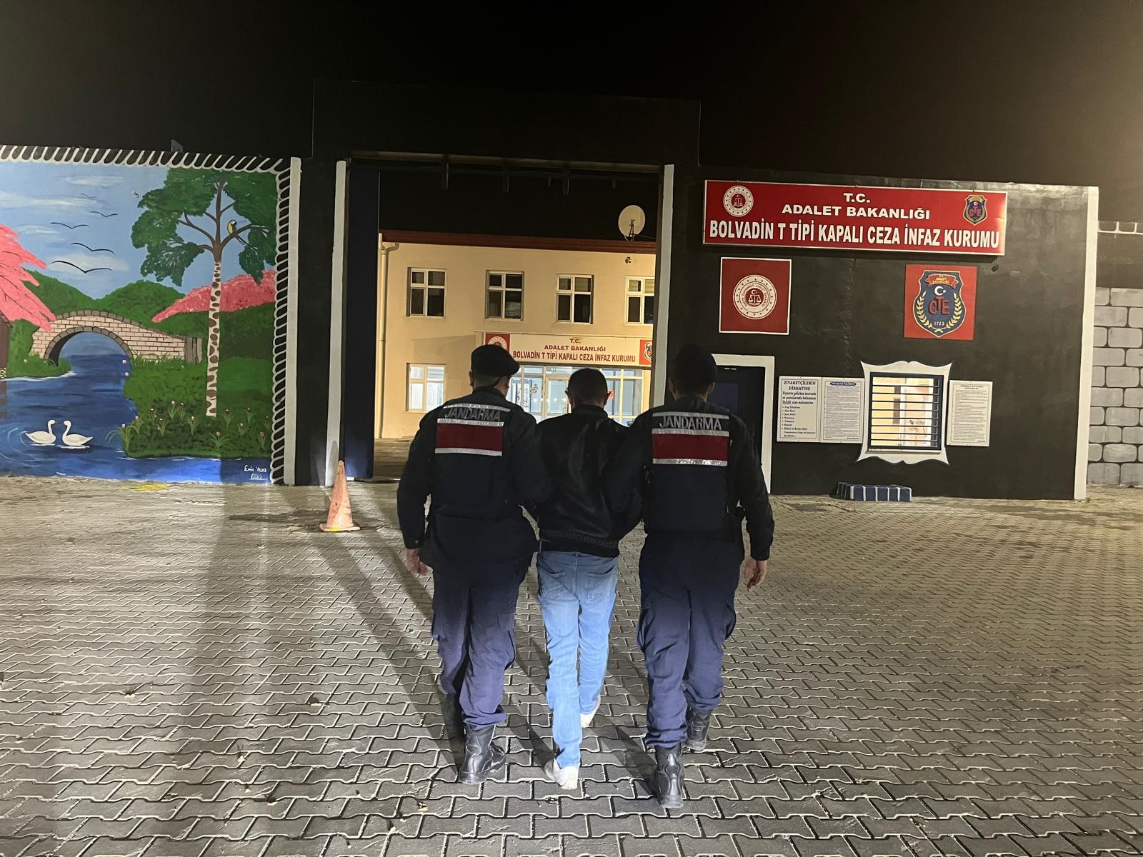 HAPİS CEZASIYLA ARANAN ŞAHIS UYUŞTURUCU MADDELER İLE YAKALANDI