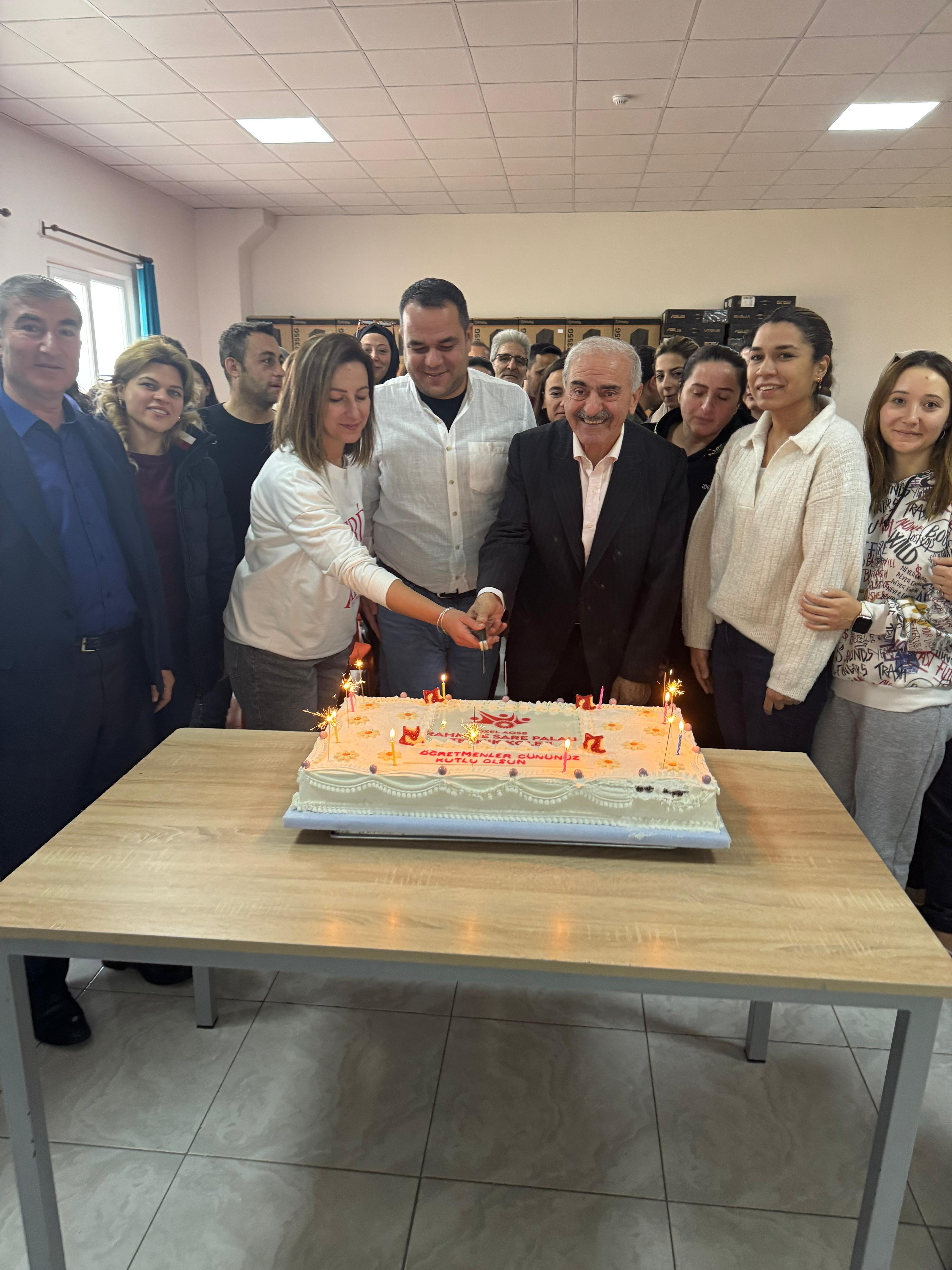 RAHMİYE SARE PALALI TEKNİK KOLEJİNDE ÖĞRETMENLER GÜNÜ COŞKUSU