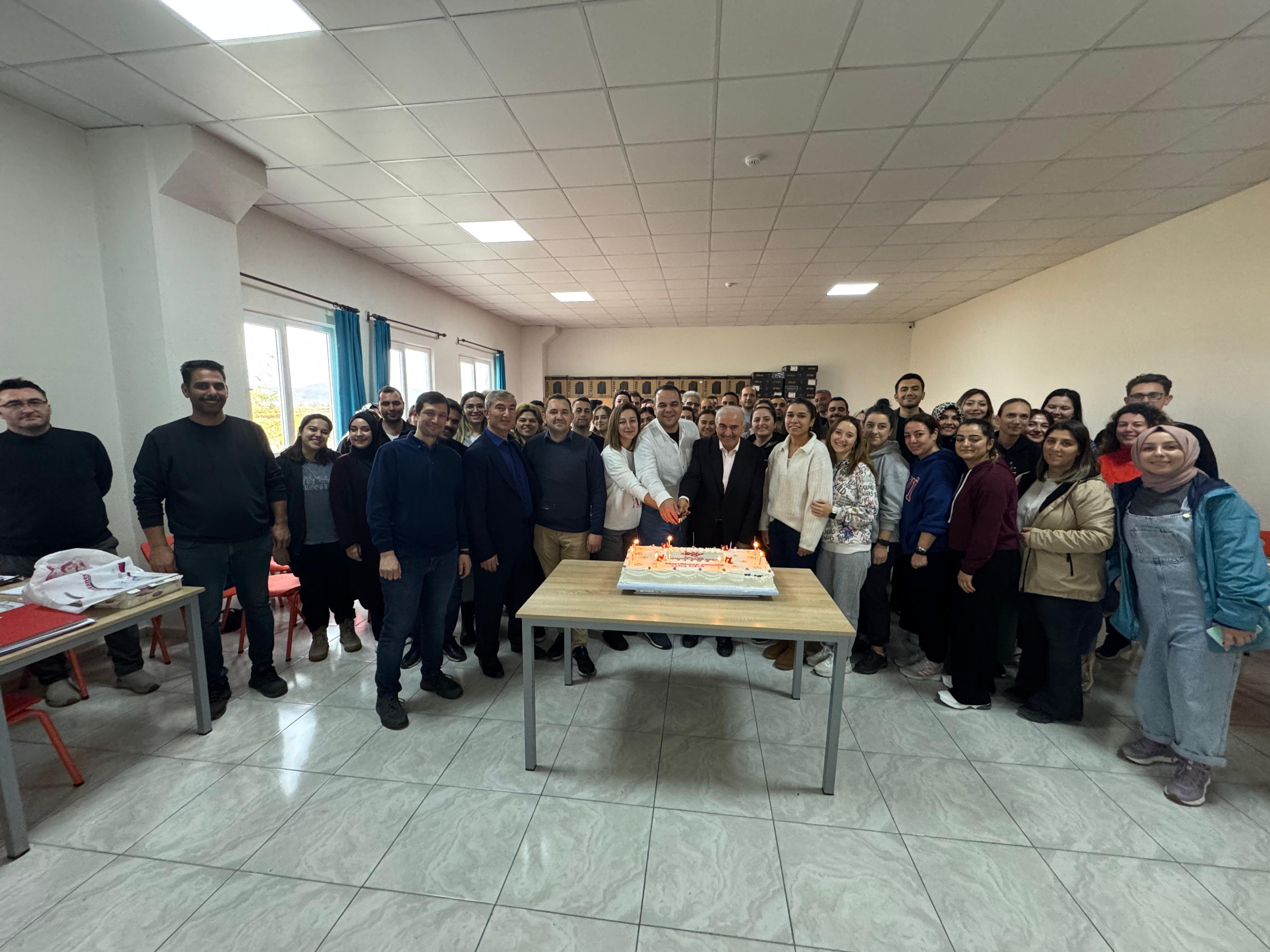 RAHMİYE SARE PALALI TEKNİK KOLEJİNDE ÖĞRETMENLER GÜNÜ COŞKUSU