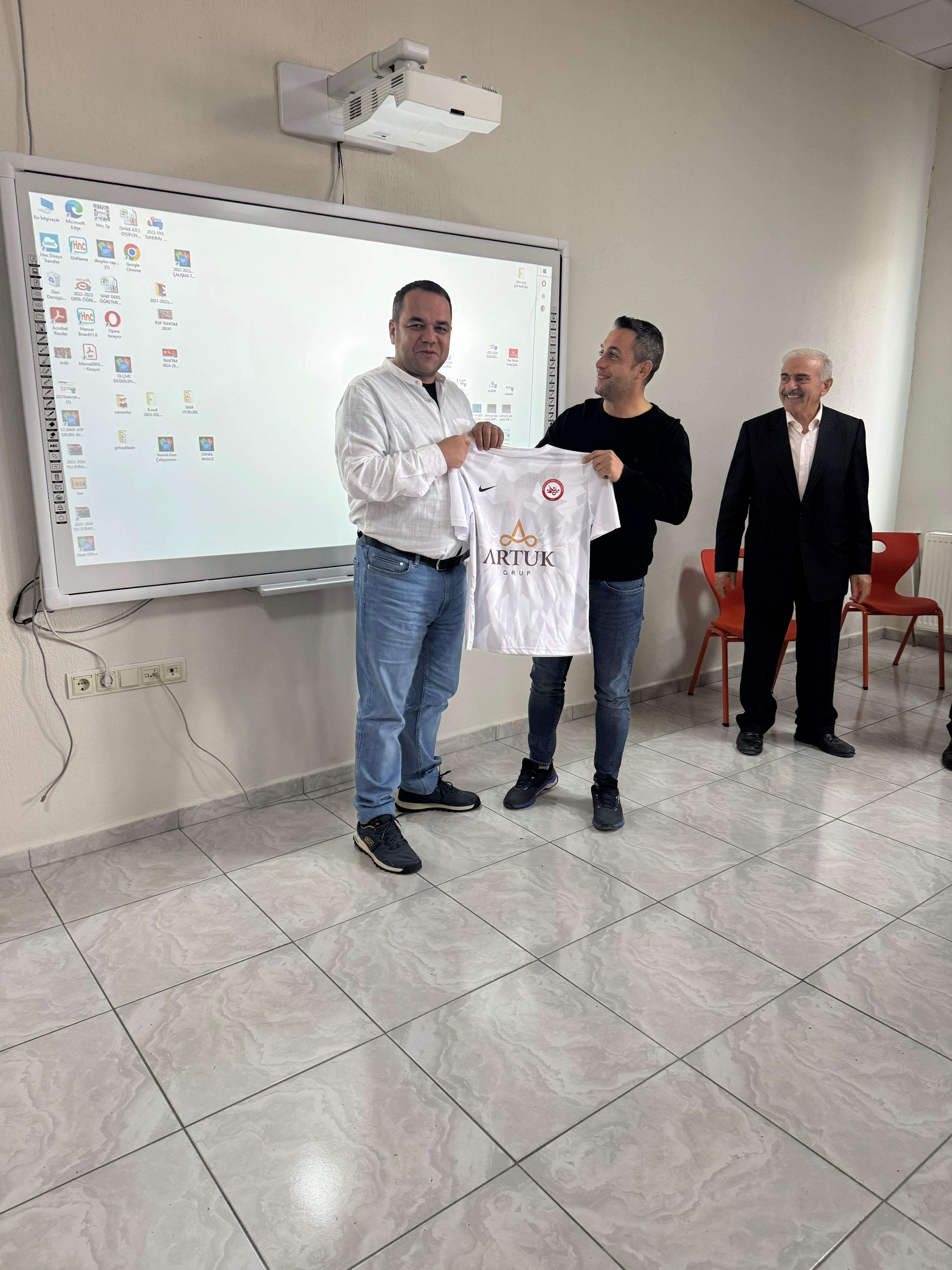RAHMİYE SARE PALALI TEKNİK KOLEJİNDE ÖĞRETMENLER GÜNÜ COŞKUSU