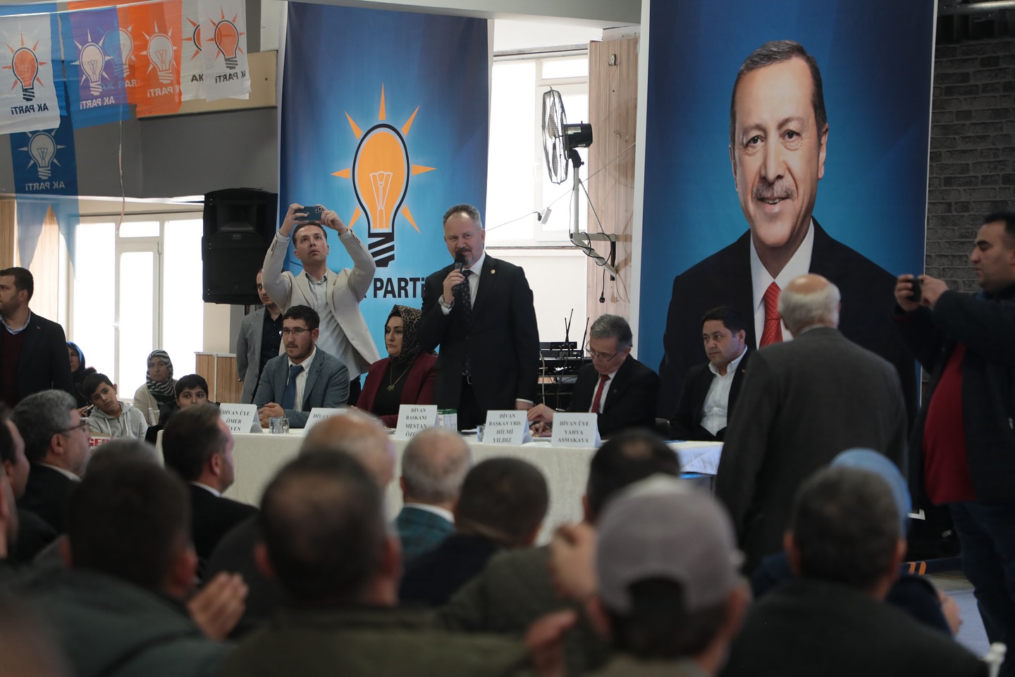 ŞUHUT AK PARTİ TEŞKİLATINDA BAYRAK DEĞİŞİMİ