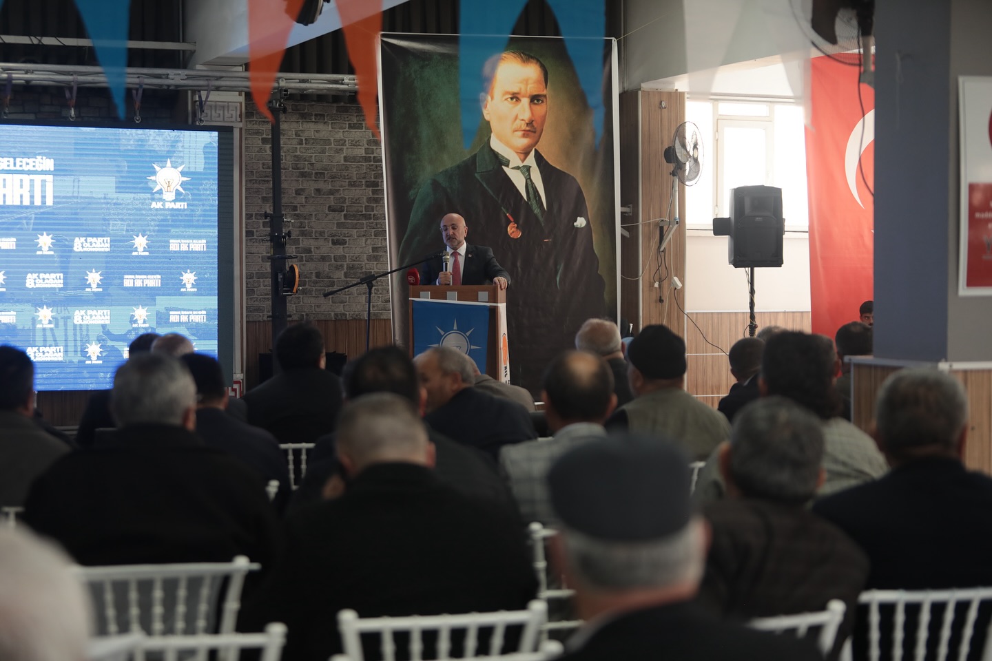ŞUHUT AK PARTİ TEŞKİLATINDA BAYRAK DEĞİŞİMİ