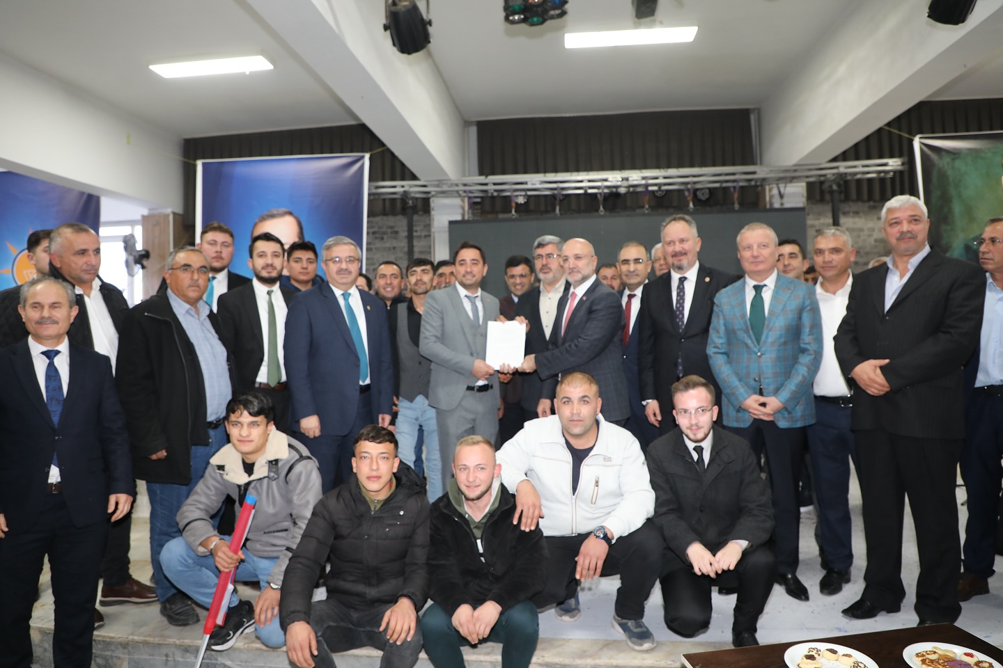 ŞUHUT AK PARTİ TEŞKİLATINDA BAYRAK DEĞİŞİMİ