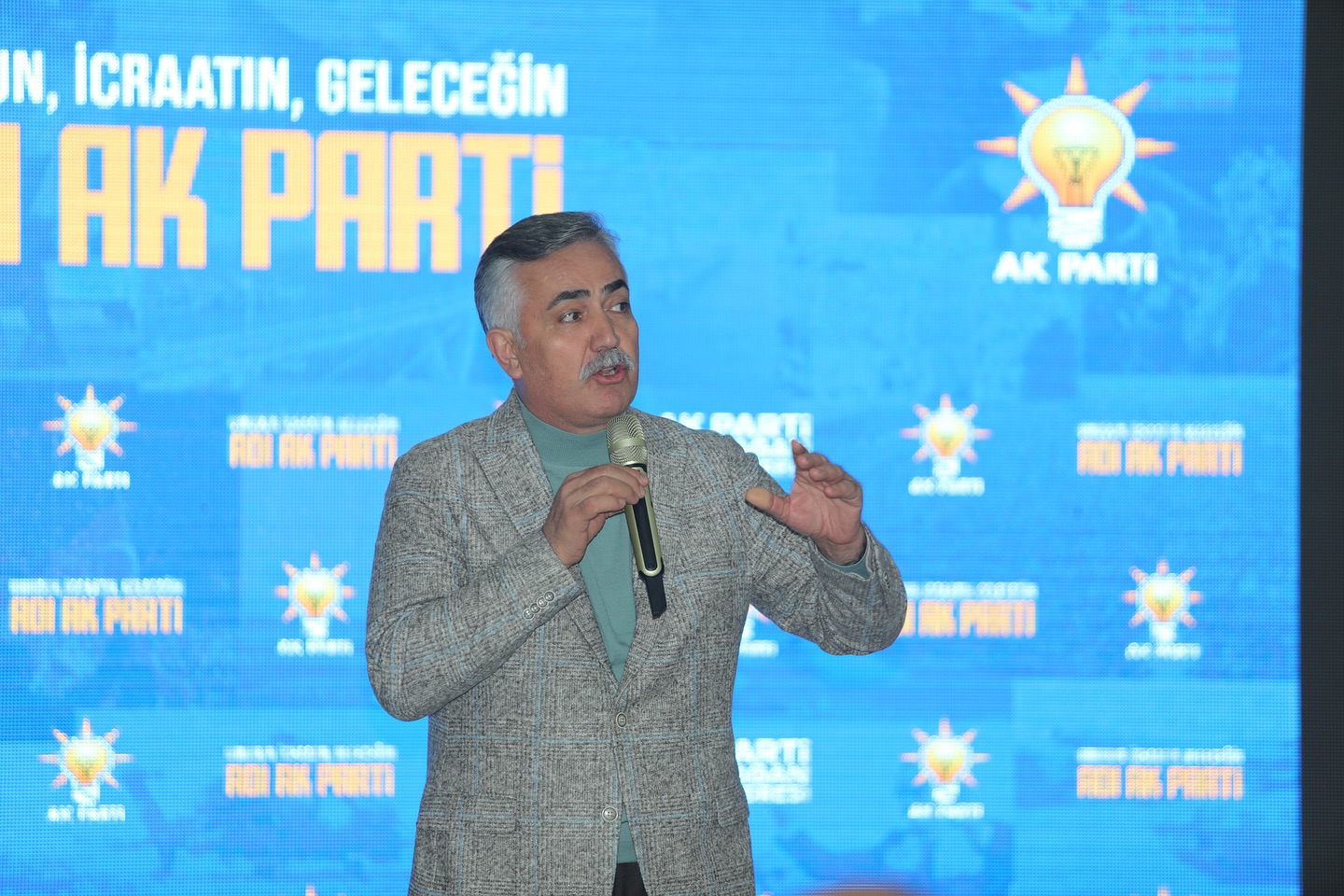 ŞUHUT AK PARTİ TEŞKİLATINDA BAYRAK DEĞİŞİMİ