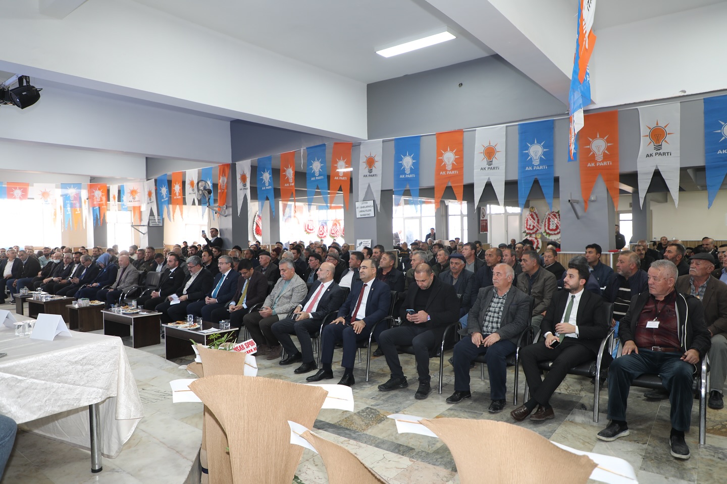 ŞUHUT AK PARTİ TEŞKİLATINDA BAYRAK DEĞİŞİMİ