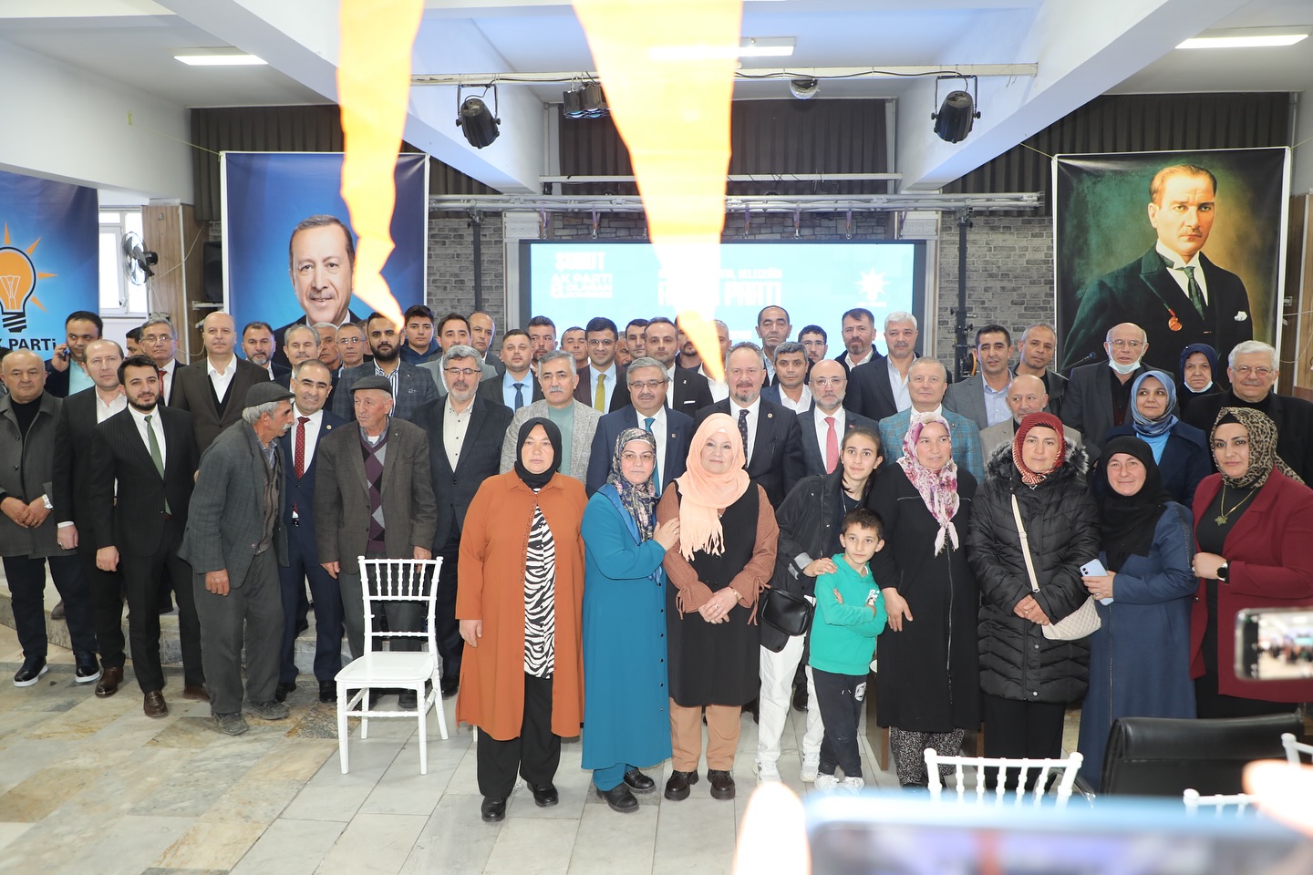 ŞUHUT AK PARTİ TEŞKİLATINDA BAYRAK DEĞİŞİMİ
