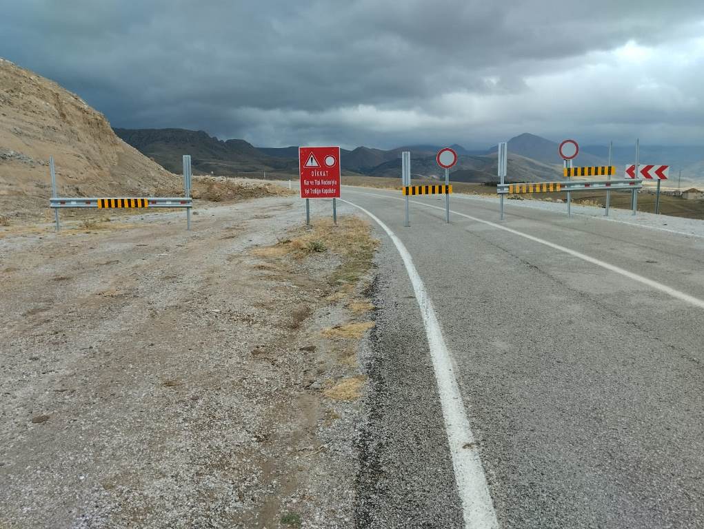 ŞUHUT-SANDIKLI YOLU TRAFİĞE KAPATILDI