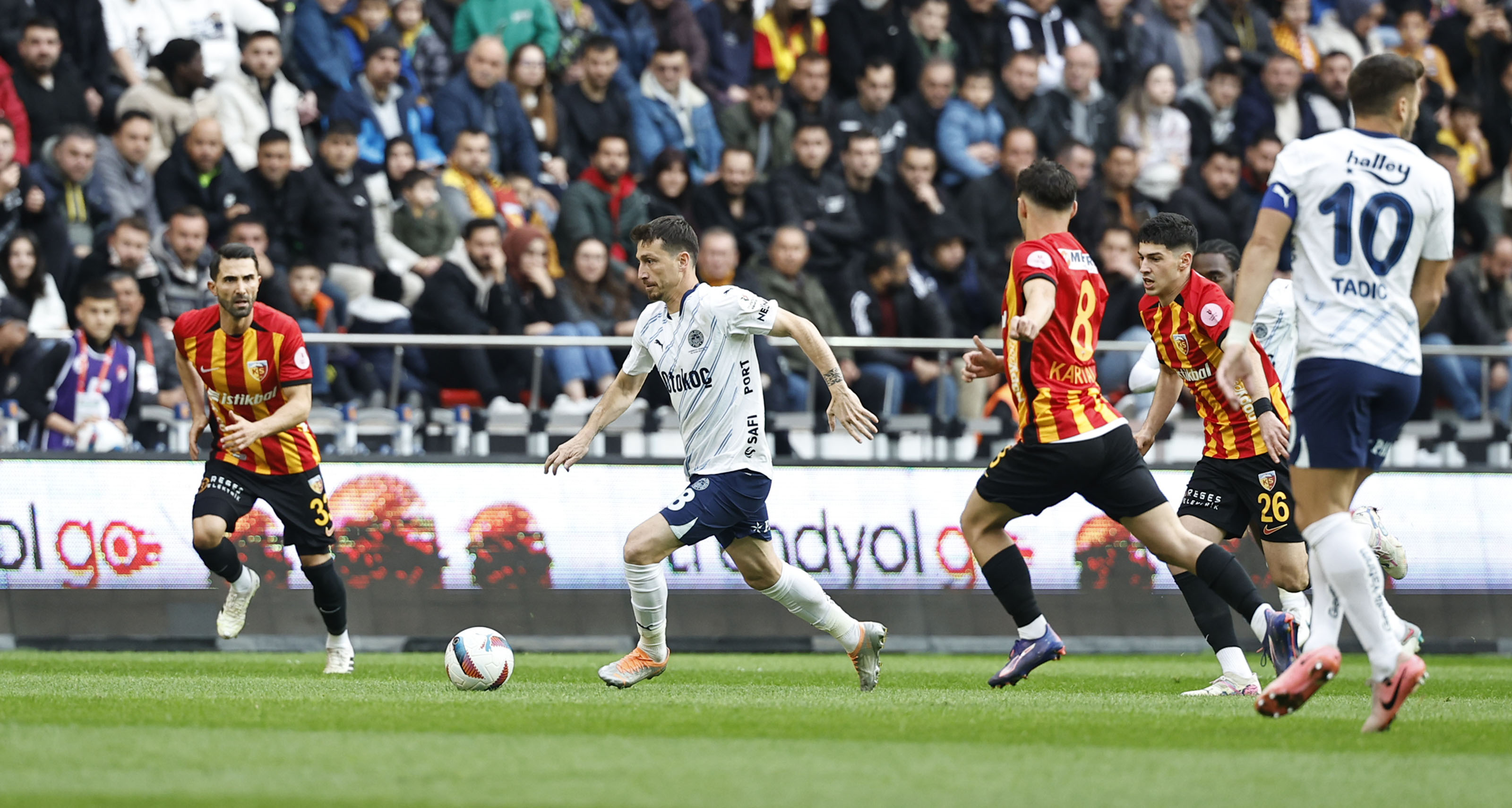 FENERBAHÇE FARKA KOŞTU! GALİBİYET SERİSİNİ 4 MAÇA ÇIKARDI