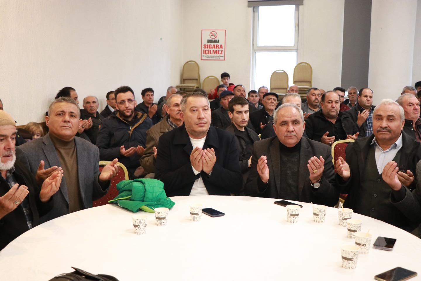 Dinar Belediye Başkanı Veysel Topçu, Umre Yolcularıyla Bir Araya Geldi