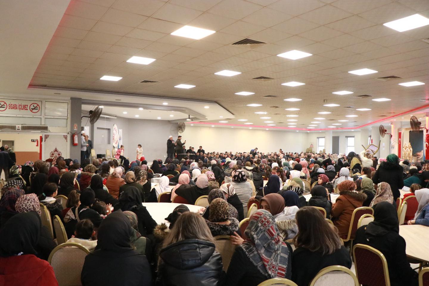 Dinar Belediye Başkanı Veysel Topçu, Umre Yolcularıyla Bir Araya Geldi