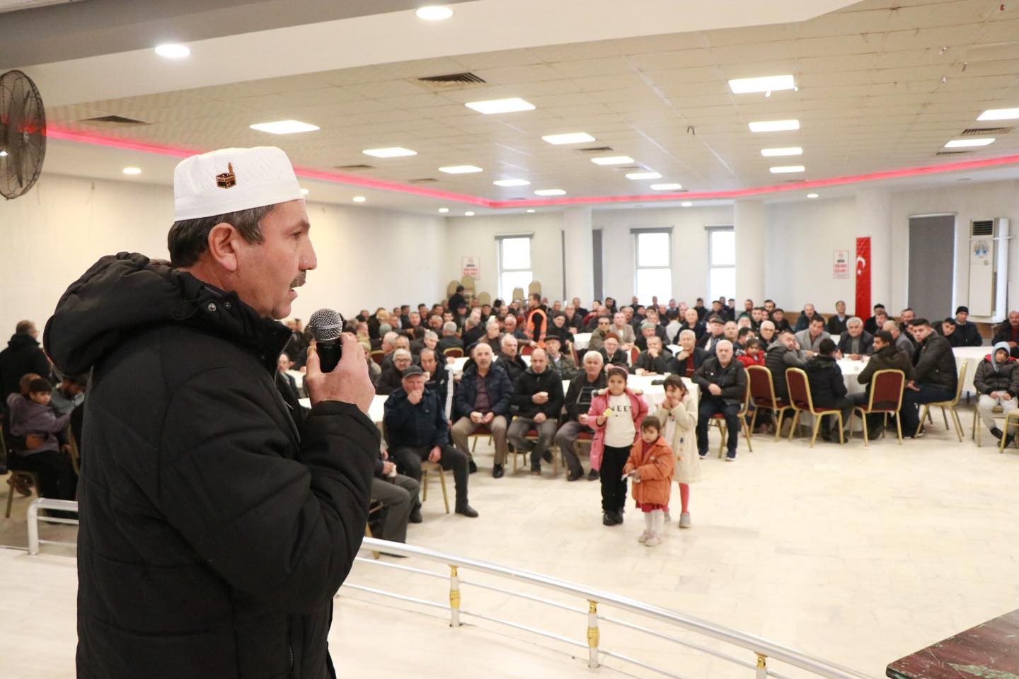 Dinar Belediye Başkanı Veysel Topçu, Umre Yolcularıyla Bir Araya Geldi