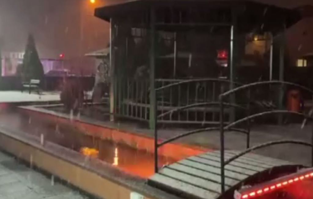 AFYONKARAHİSAR'DA BEKLENEN KAR YAĞIŞI BAŞLADI