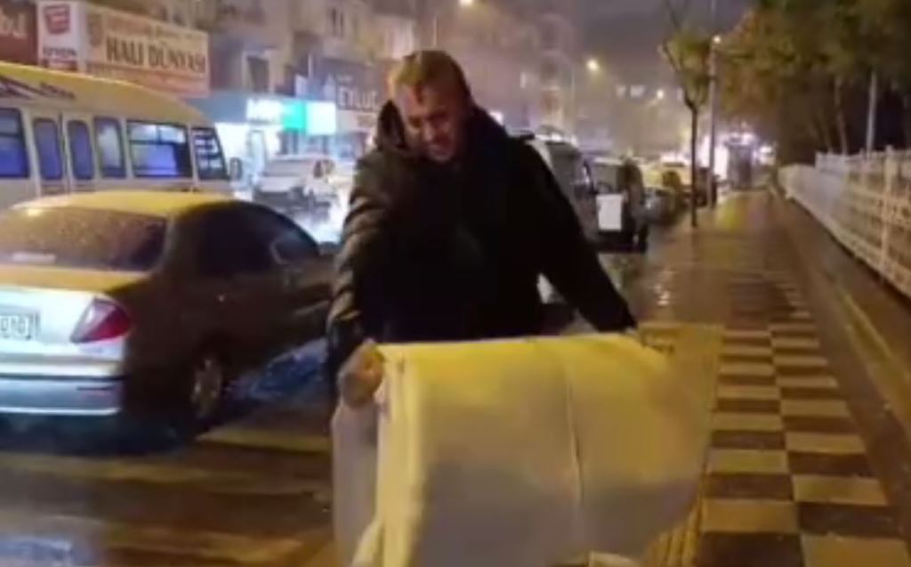 AFYONKARAHİSAR'DA BEKLENEN KAR YAĞIŞI BAŞLADI