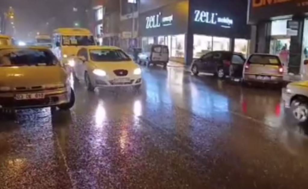 AFYONKARAHİSAR'DA BEKLENEN KAR YAĞIŞI BAŞLADI