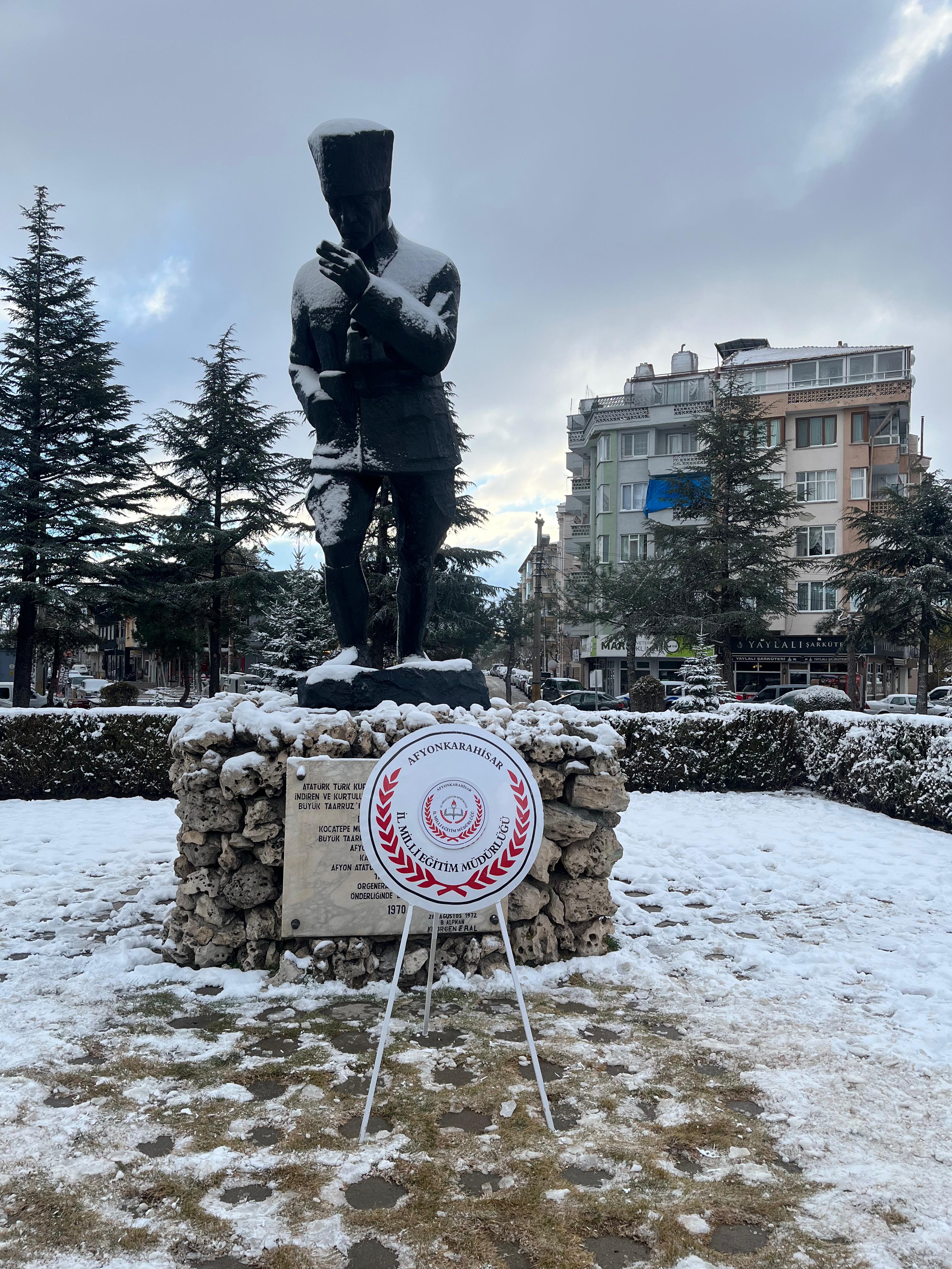 24 Kasım Öğretmenler Günü Çelengi Atatürk Anıtı’na Sunuldu
