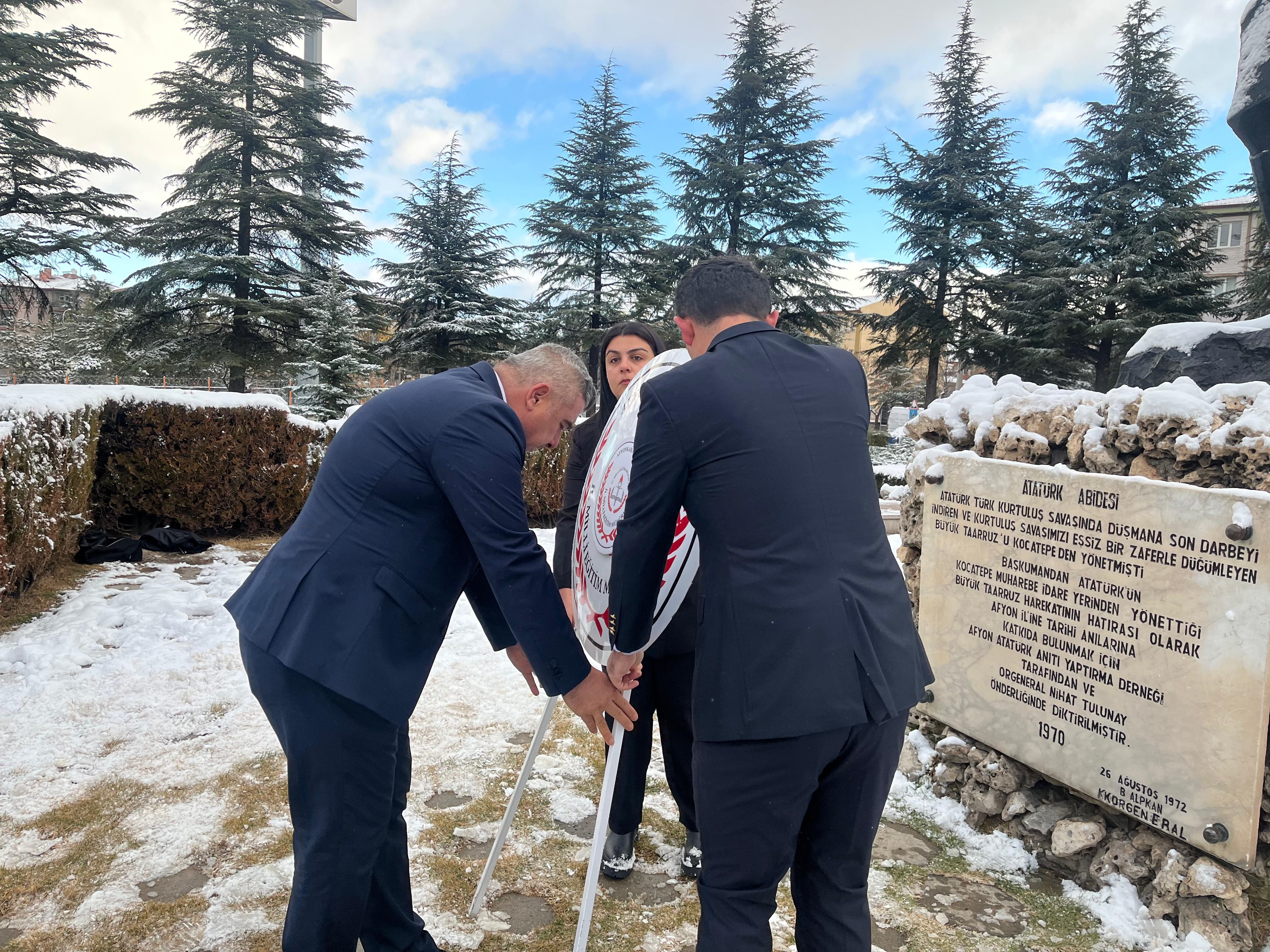 24 Kasım Öğretmenler Günü Çelengi Atatürk Anıtı’na Sunuldu