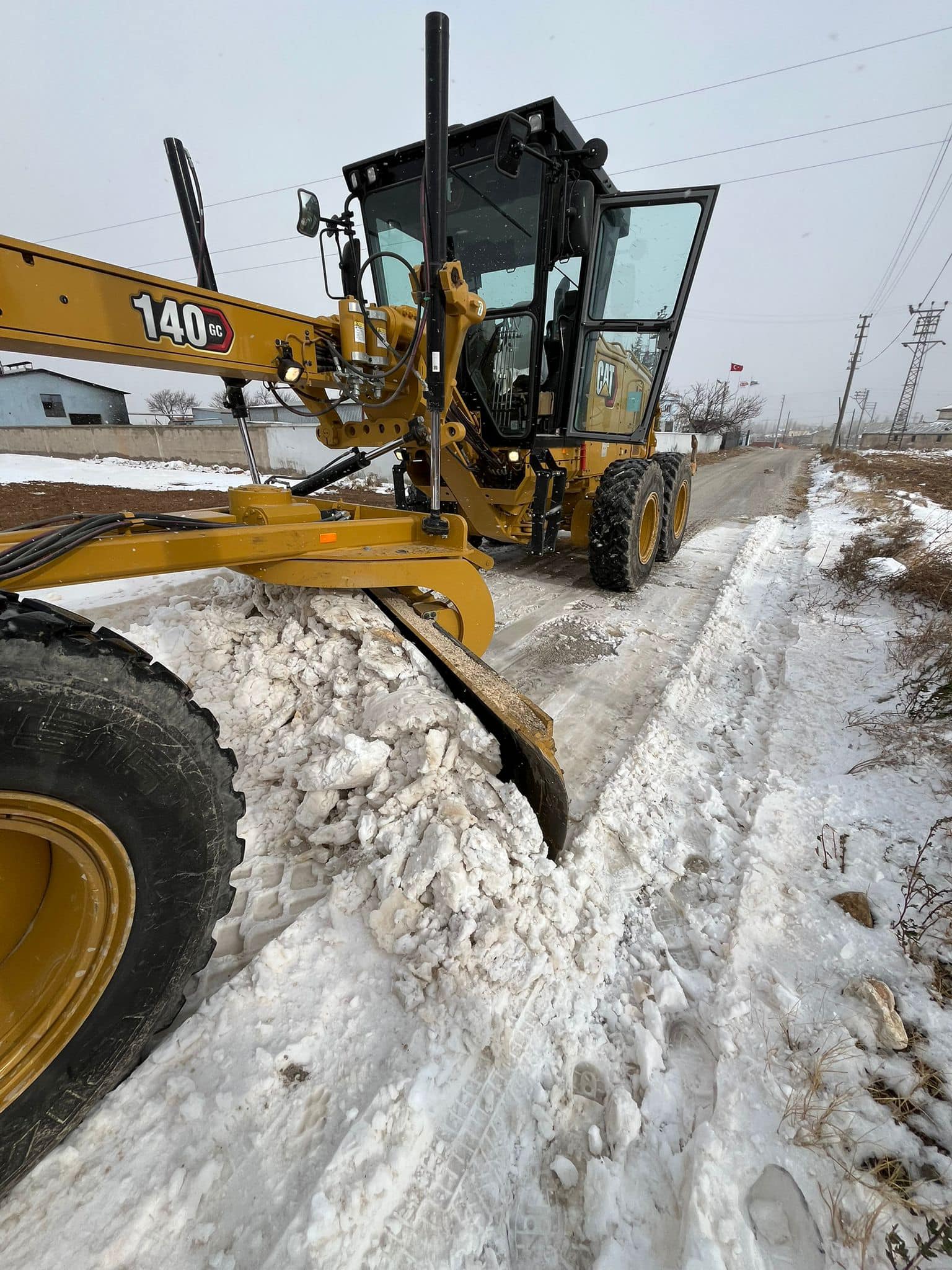 Bolvadin Belediyesi'nden Çiftçilere Destek: Kapanan Yollar Hızla Açıldı