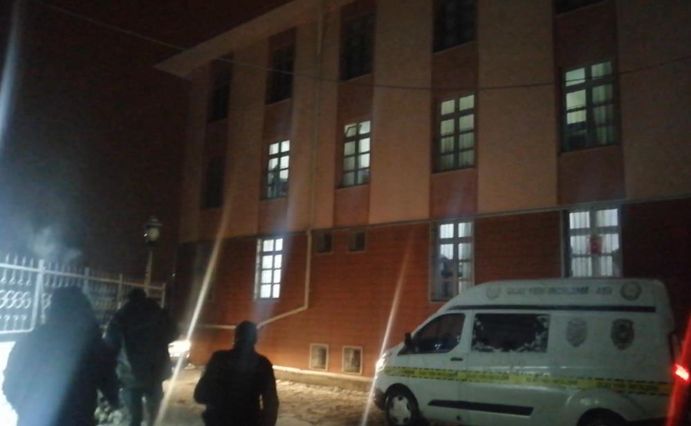 Kar Yağışını İzlerken Pencereden Düştü