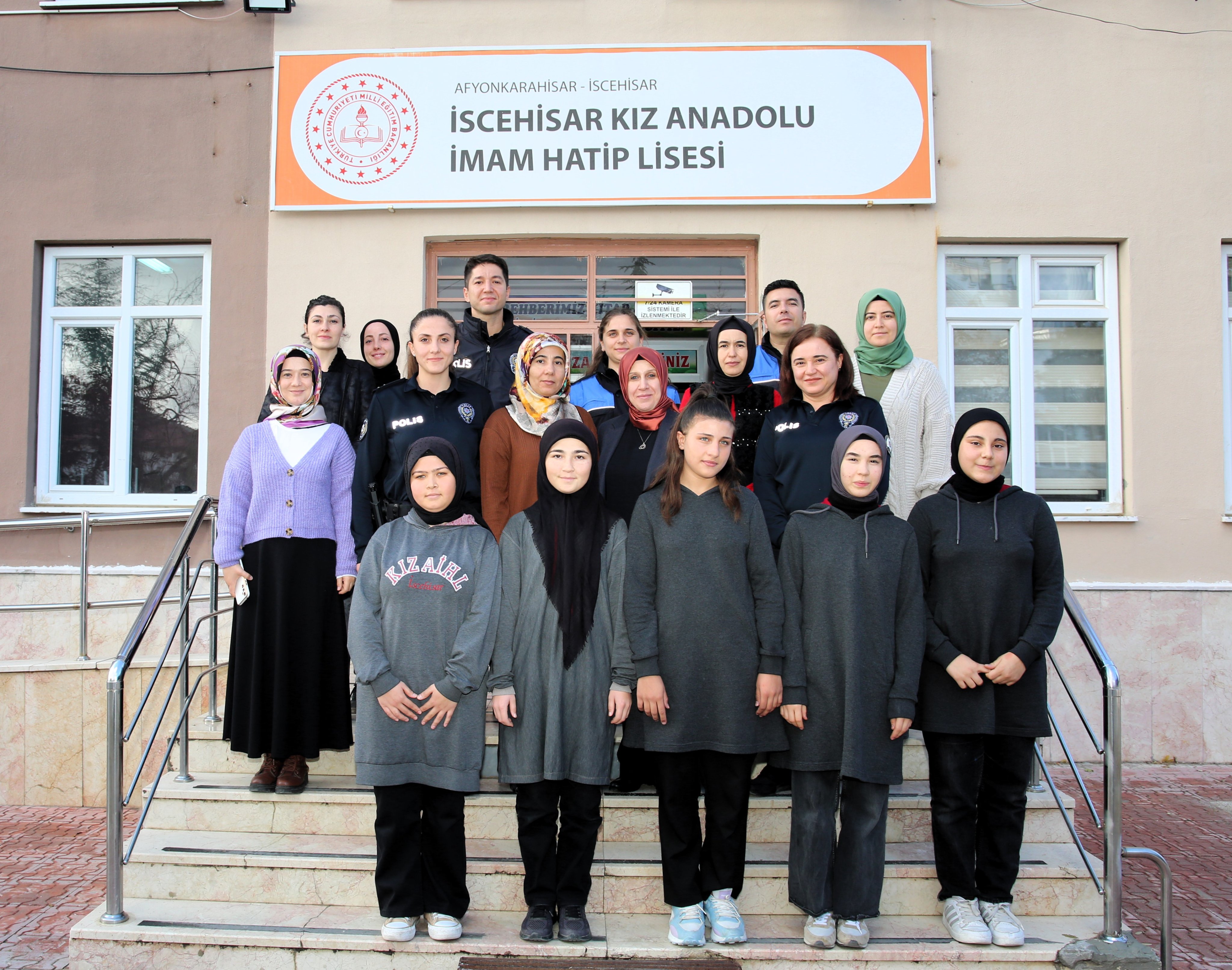 Şehit Eşine Öğretmenler  Günü’nde Anlamlı Ziyaret