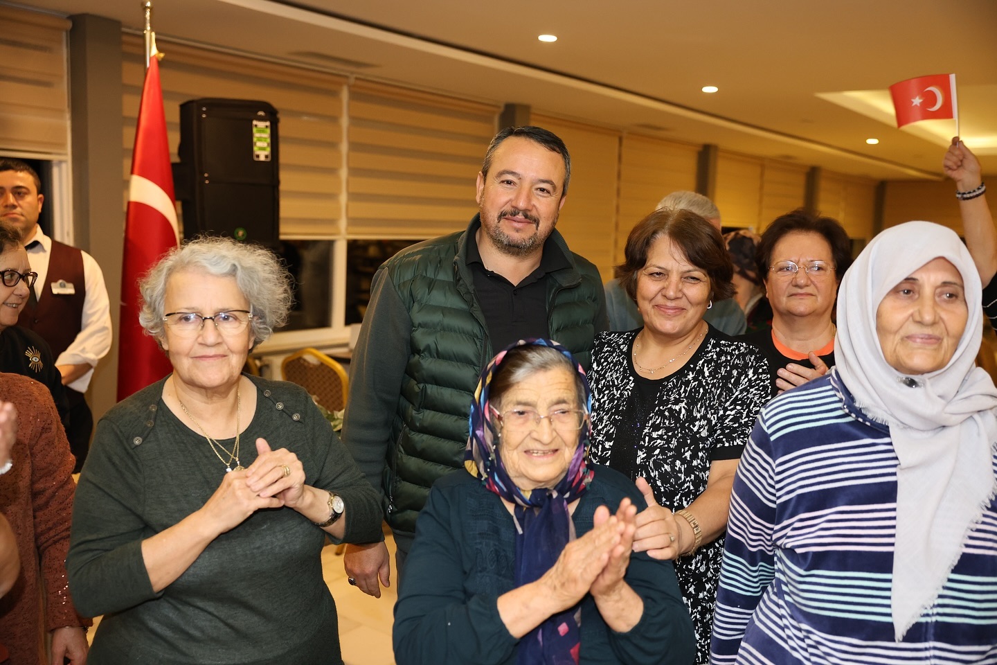 BAŞKAN ÖZTAŞ’TAN EMEKLİ ÖĞRETMENLERE ZİYARET GERÇEKLEŞTİRDİ