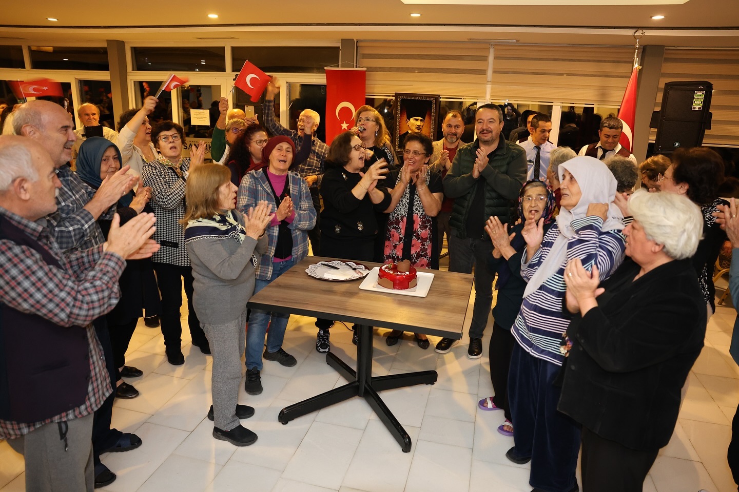 BAŞKAN ÖZTAŞ’TAN EMEKLİ ÖĞRETMENLERE ZİYARET GERÇEKLEŞTİRDİ