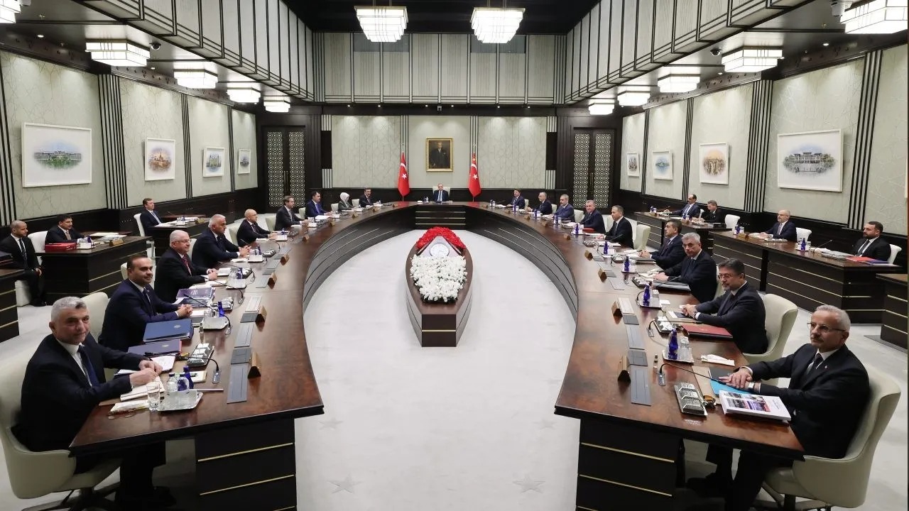 Kabine toplanıyor, gündem yoğun: 3. Dünya Savaşı riski, asgari ücret ve emekli zammı...