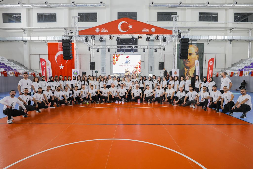 ÖĞRETMENLER GÜNÜNE ÖZEL COŞKULU KUTLAMA