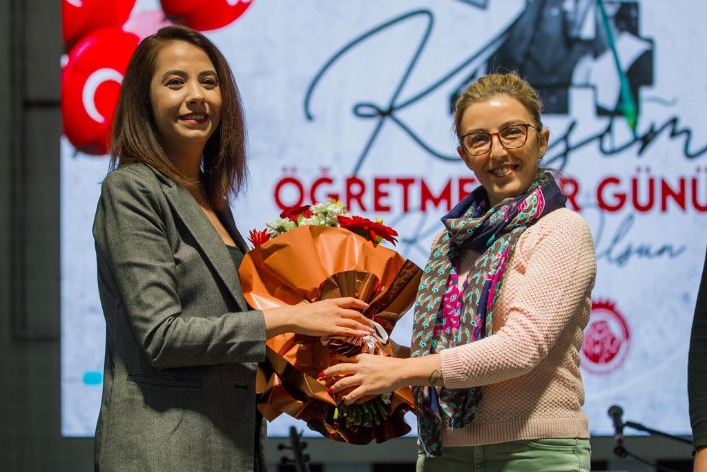 ÖĞRETMENLER GÜNÜNE ÖZEL COŞKULU KUTLAMA