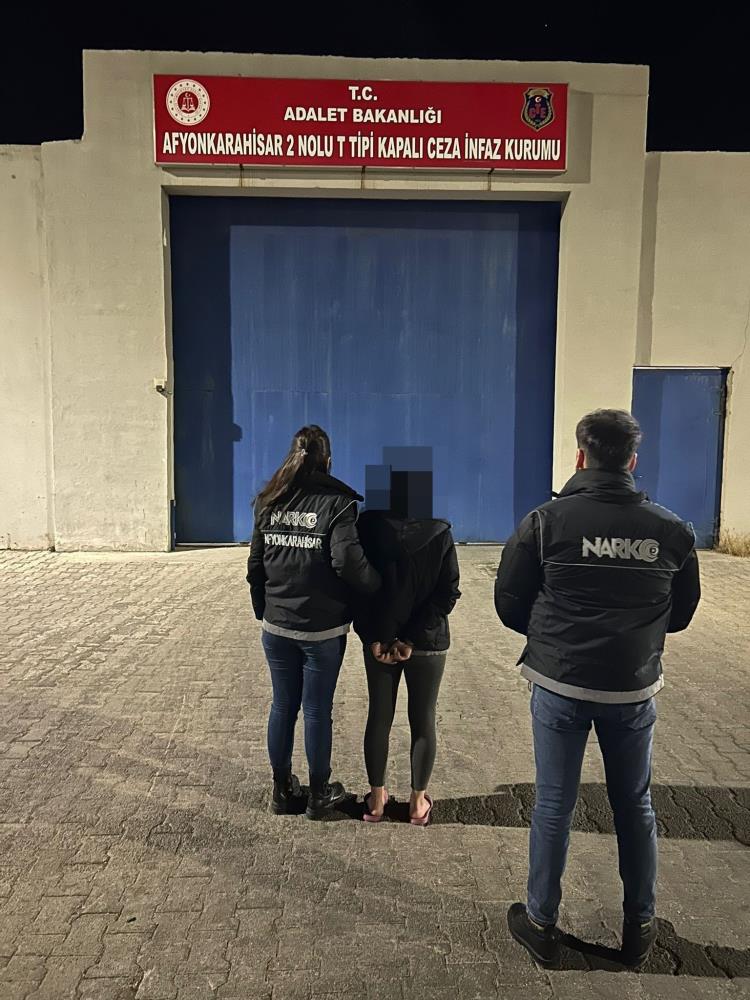Aranan şahıs kent merkezinde yakayı ele verdi!  4 yıl 2 ay hapis cezasıyla aranan şahsı polis yakaladı
