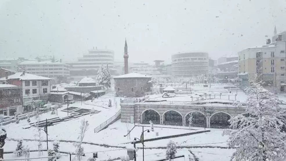Yurtta Kar Yağışı Eğitimi Vurdu: 27 İlde Okullara Kar Tatili!