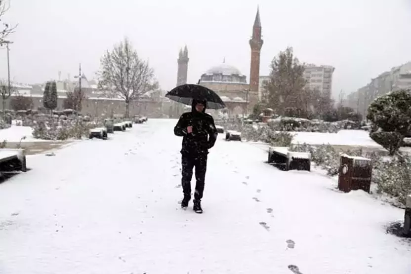 Yurtta Kar Yağışı Eğitimi Vurdu: 27 İlde Okullara Kar Tatili!