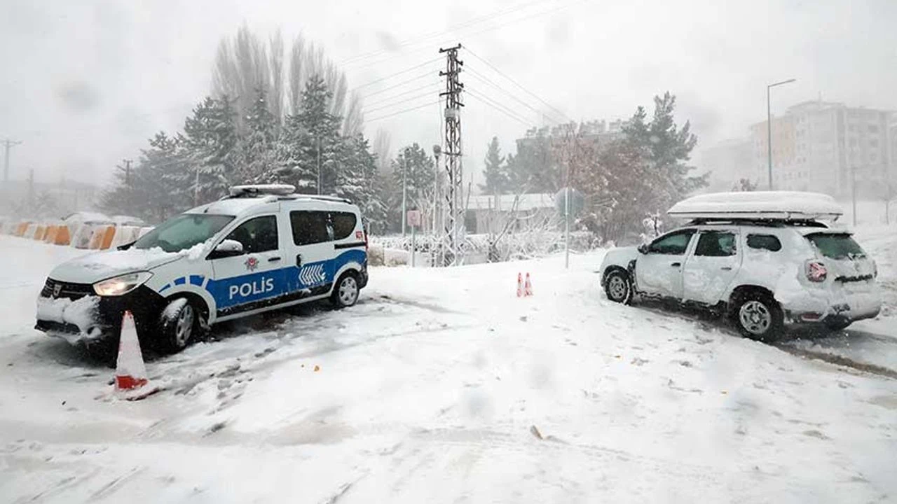 Yurtta Kar Yağışı Eğitimi Vurdu: 27 İlde Okullara Kar Tatili!