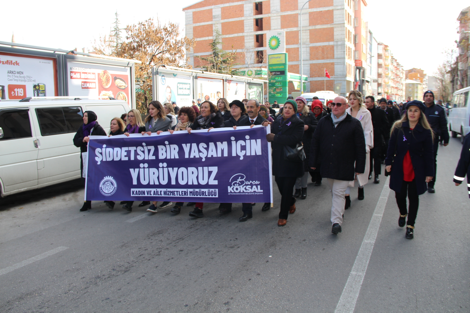 25 KASIM KADINA YÖNELİK ŞİDDETLE MÜCADELE GÜNÜNDE YÜRÜYÜŞ DÜZENLENDİ