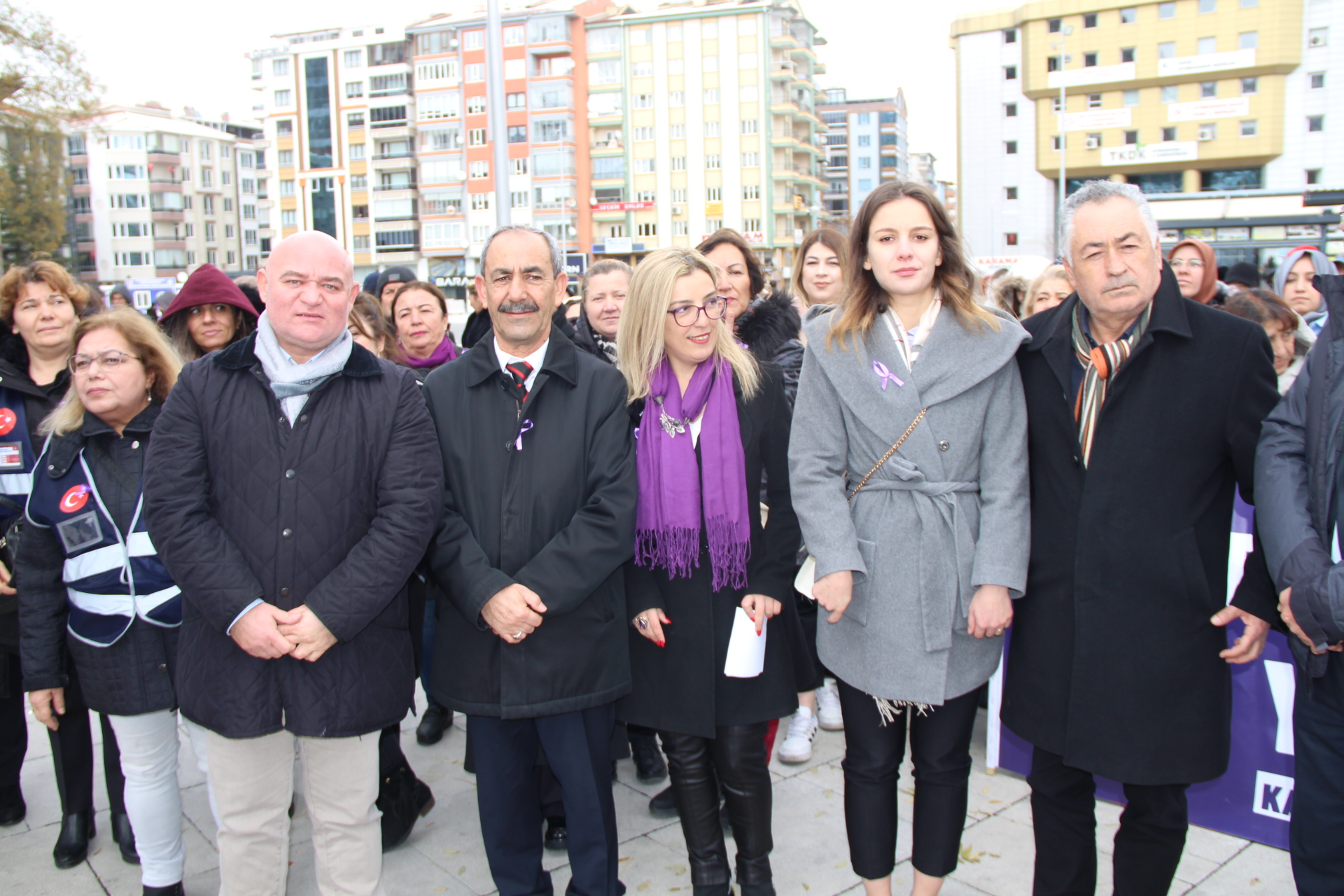 25 KASIM KADINA YÖNELİK ŞİDDETLE MÜCADELE GÜNÜNDE YÜRÜYÜŞ DÜZENLENDİ