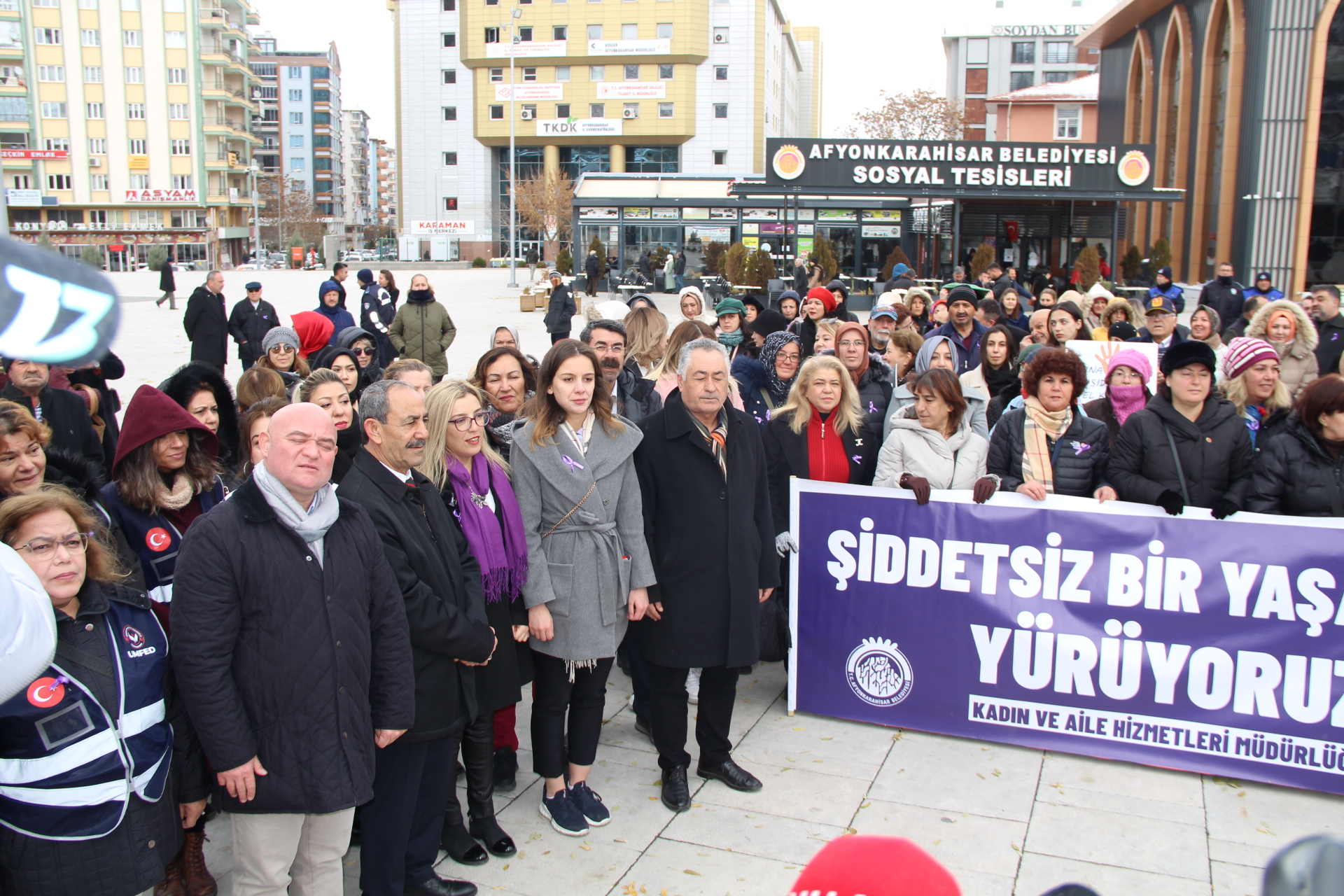 25 KASIM KADINA YÖNELİK ŞİDDETLE MÜCADELE GÜNÜNDE YÜRÜYÜŞ DÜZENLENDİ