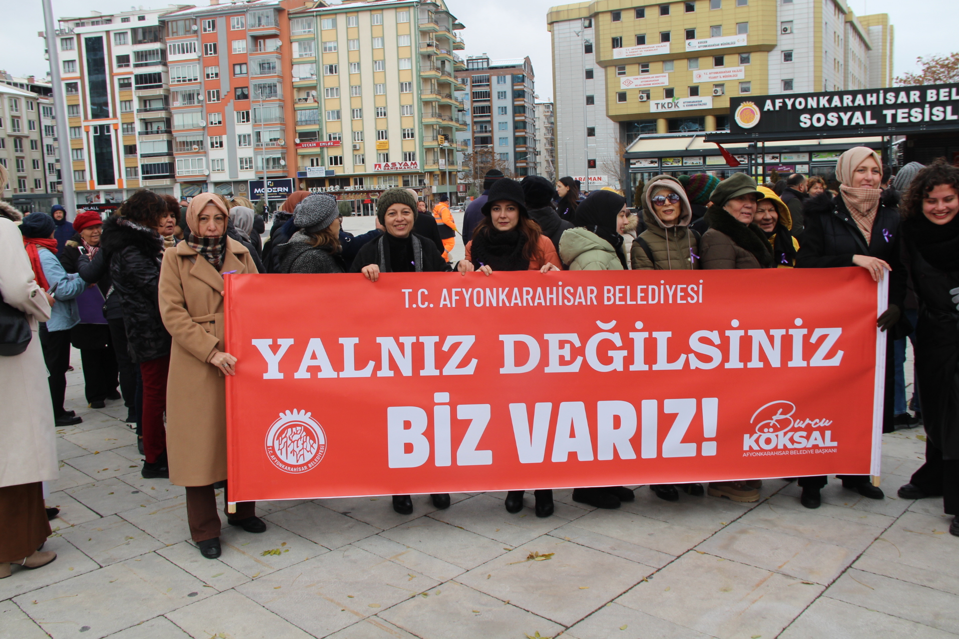 25 KASIM KADINA YÖNELİK ŞİDDETLE MÜCADELE GÜNÜNDE YÜRÜYÜŞ DÜZENLENDİ