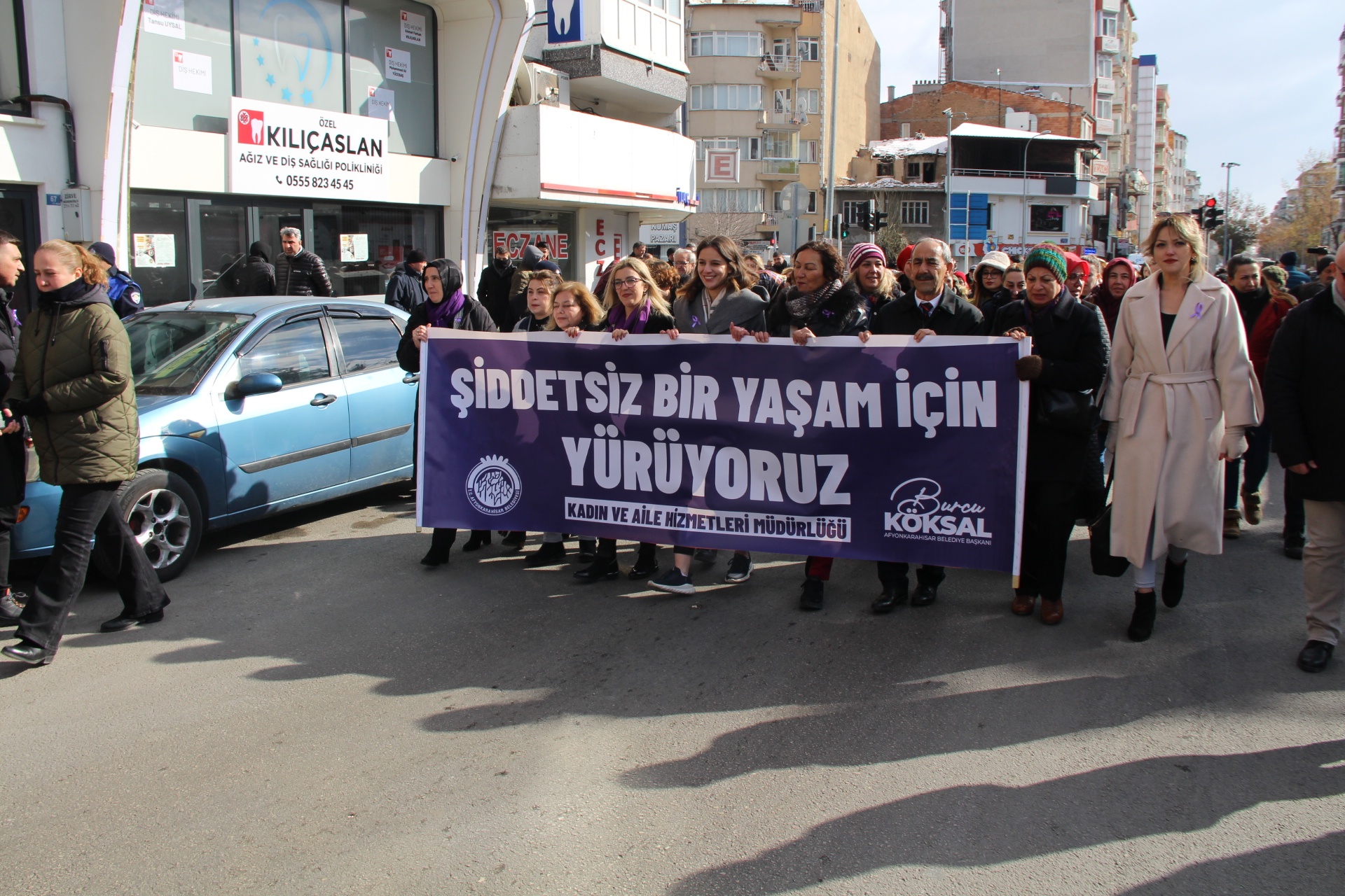 25 KASIM KADINA YÖNELİK ŞİDDETLE MÜCADELE GÜNÜNDE YÜRÜYÜŞ DÜZENLENDİ